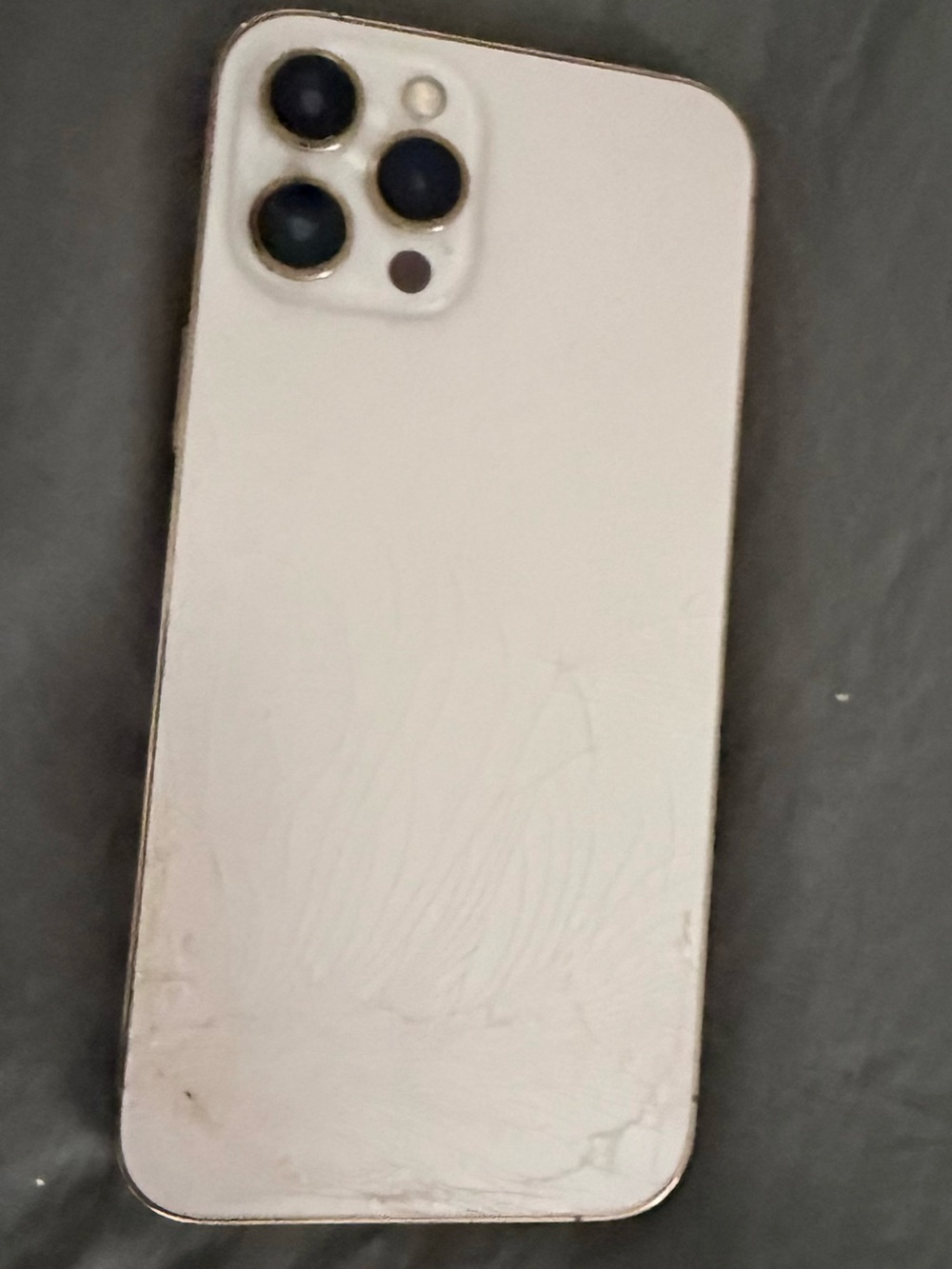 Smartphone with gold and black Panel and Triple Camera not working